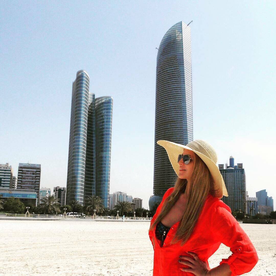 girl-with-a-hat-at-the-corniche-beach